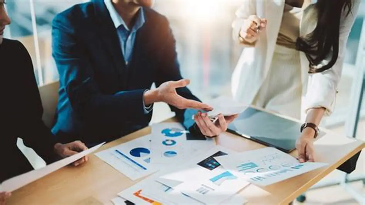 Consultores de gestão da HBK em reunião de planeamento estratégico com cliente PME
